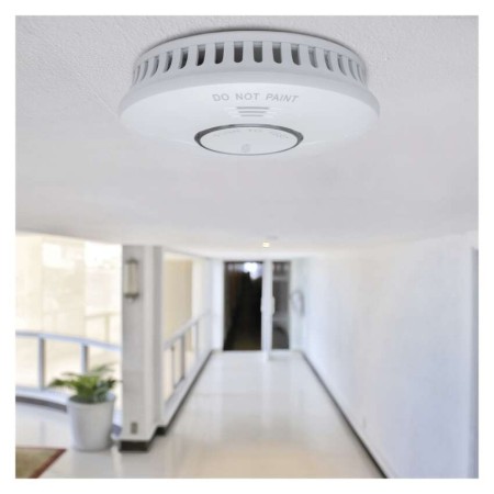 Rilevatore installato sul soffitto di un corridoio moderno