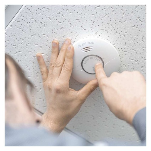 Utente testa manualmente il rilevatore EMOS a parete