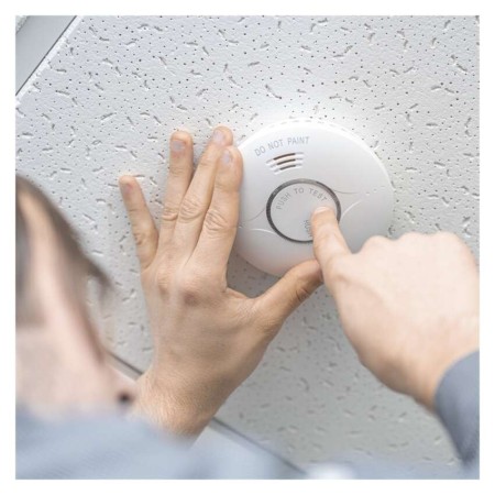 Utente testa manualmente il rilevatore EMOS a parete