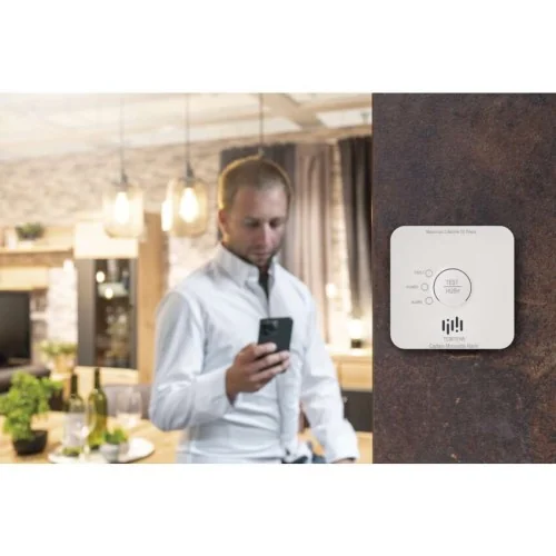 Uomo controlla rilevatore smart EMOS tramite app sul telefono Uomo controlla rilevatore smart EMOS tramite app sul telefono